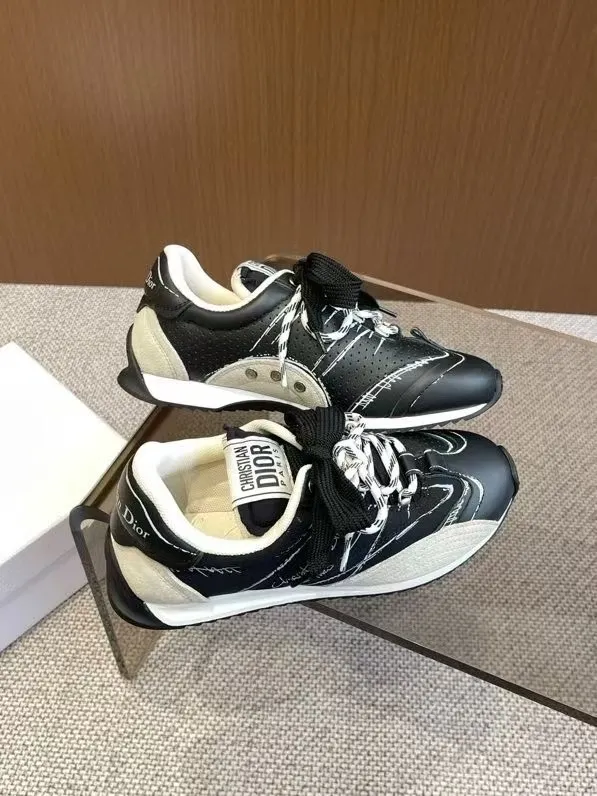 👟👟Ex-factory price 620👟👟 Dior sketch Dior spring and summer catwalk style graffiti sketch moral training shoes Forrest shoes. Original development. The most photographed item in the 25ss spring and summer show. This pair of shoes has changed the single design style of Forrest shoes in the previous impression. It retains the original shape. The details are very in line with the current fashion trend, but it also incorporates the manager's new understanding and retro feelings for Forrest shoes. The overall feeling is brand new. The material is a bit matte leather, full of retro style. It looks very high-end. The feeling on the foot is very convex. The upper foot is really good-looking and versatile. It can be worn with any style of clothes, pants and skirts. It looks good on anyone. Original combination outsole Size: 35-45